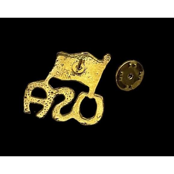 USA / American Flag Gold Tone Lapel Hat Bag Pin - Picture 4 of 4